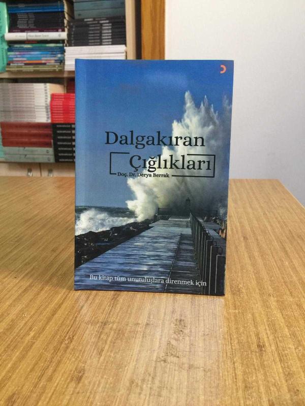 Dalgakıran Çığlıkları - Doç. Dr. Derya Berrak [İmzalı]